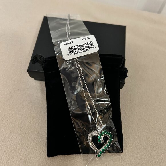 *** NEW *** Heart Pendant Necklace - Picture 2 of 5